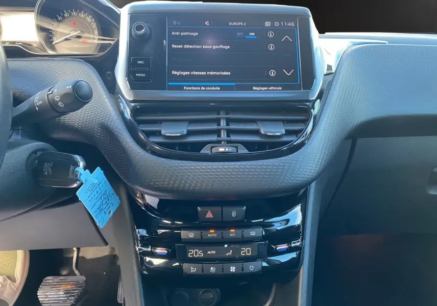 Vue rapprochée du tableau de bord de la Peugeot 2008 1.5 BlueHDi 120 Allure, avec écran tactile et commandes climatisation.
