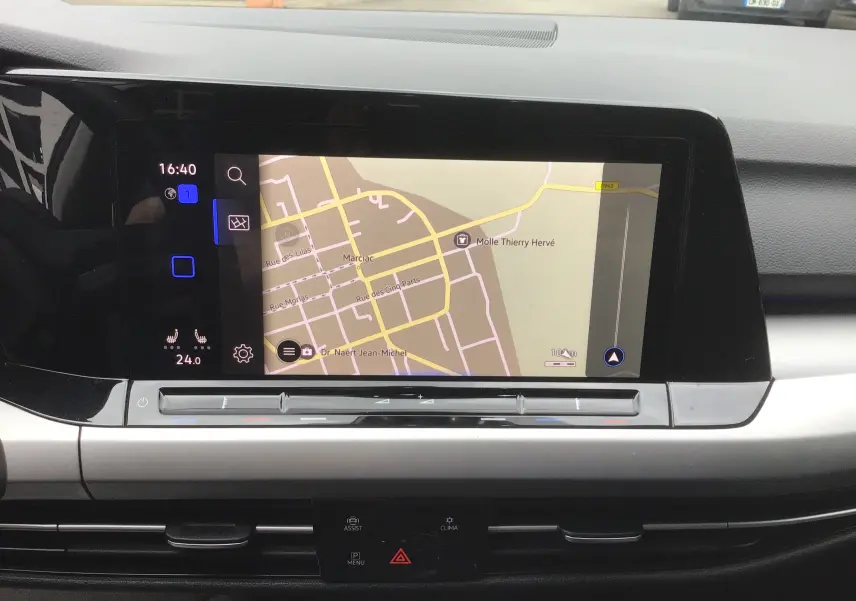 Écran tactile central du tableau de bord de la Volkswagen Golf VIII gris reflex, affichant la navigation GPS.