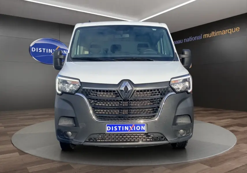Vue avant d’un Renault Master blanc avec calandre noire et phares LED, présenté en showroom.