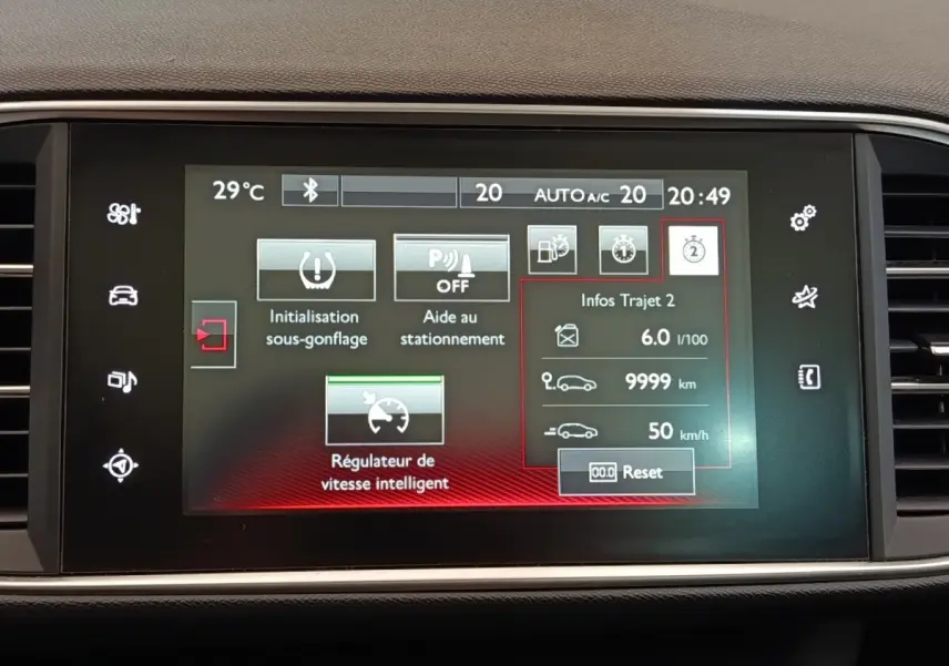 Écran tactile central de la Peugeot 308 GT Line 2016 affichant le régulateur de vitesse et l'aide au stationnement.