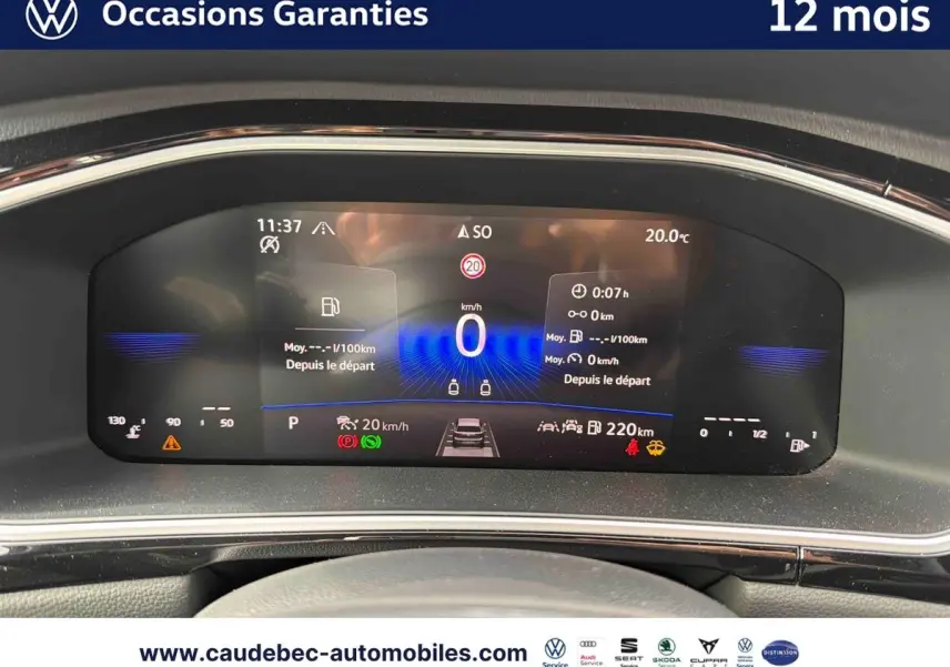 Tableau de bord numérique du Volkswagen T-Roc Cabriolet noir, affichage digital clair et moderne.