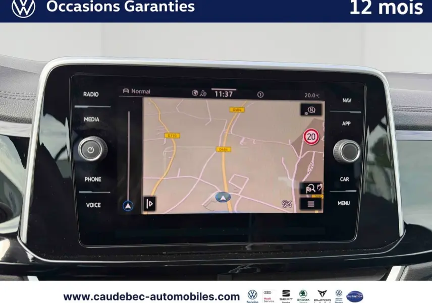 Vue avant rapprochée du tableau de bord du Volkswagen T-Roc Cabriolet noir, écran tactile de navigation allumé.