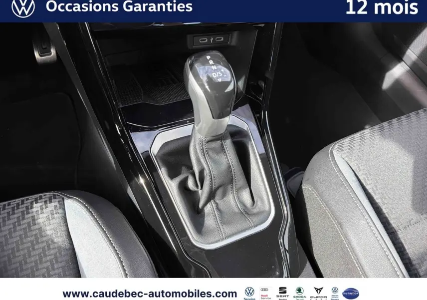 Gros plan sur la console centrale du Volkswagen T-Roc Cabriolet noir, mettant en valeur le levier de vitesse automatique DSG7.