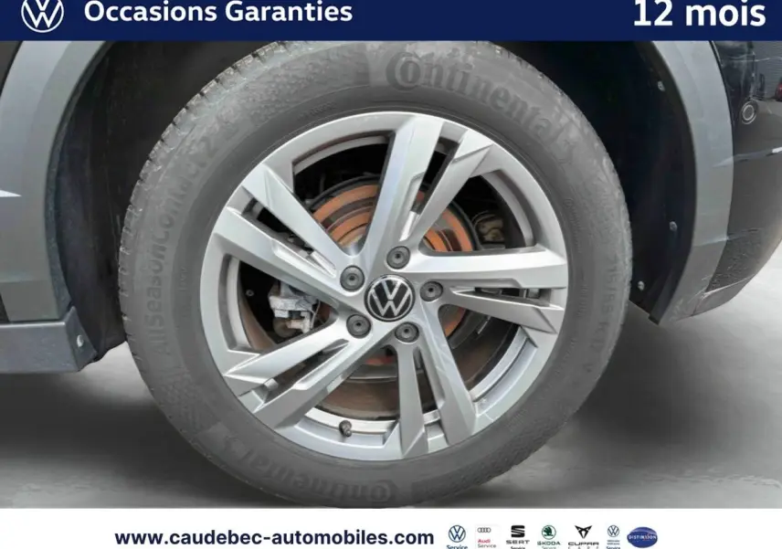 Gros plan sur la jante alliage gris galvanisé Valencia 17 pouces du Volkswagen T-Roc Cabriolet noir, roue avant droite.