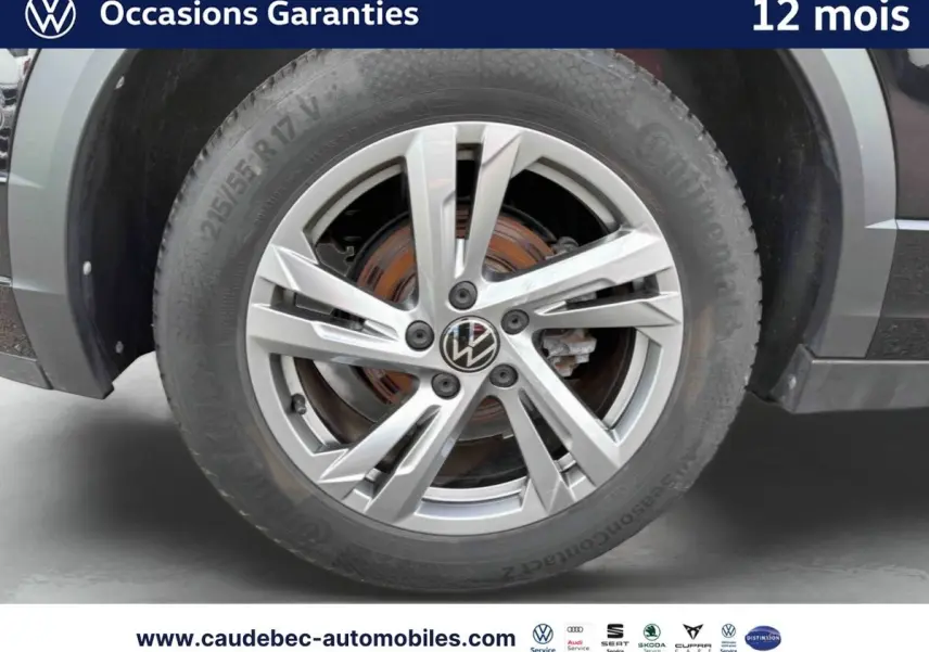 Gros plan sur la jante alliage Valencia 17 pouces gris galvanisé du Volkswagen T-Roc Cabriolet noir, roue côté gauche.