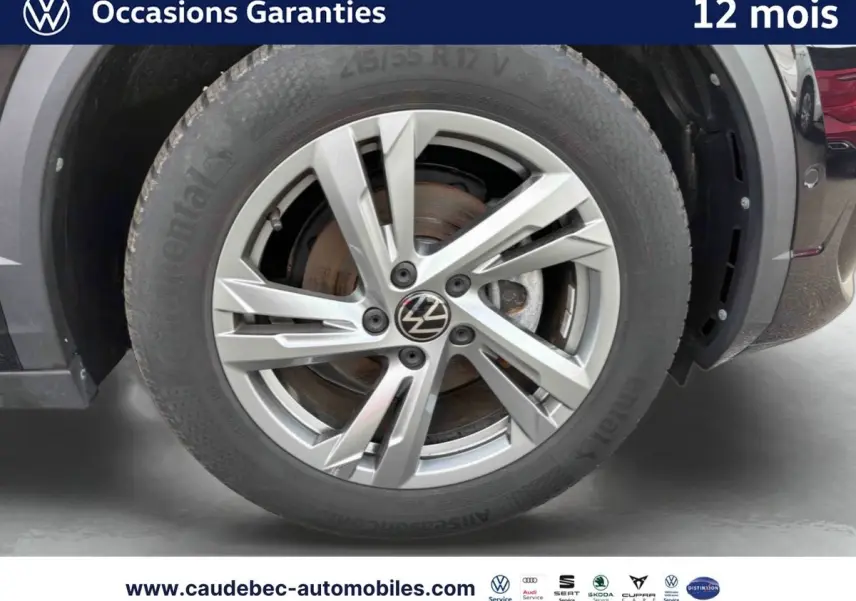 Gros plan sur la roue avant gauche du Volkswagen T-Roc Cabriolet noir, jante alliage Valencia 17 pouces.