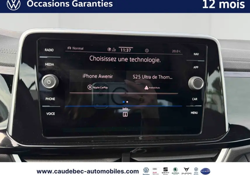 Vue avant rapprochée du tableau de bord tactile du Volkswagen T-Roc Cabriolet noir, affichant les options multimédia.