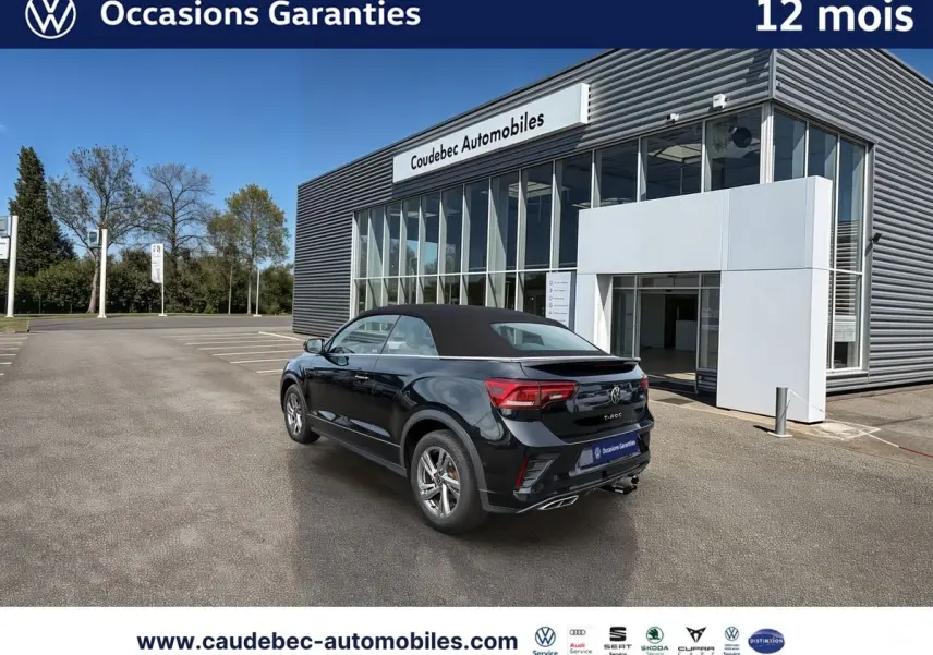 Volkswagen T-Roc Cabriolet noir vue 3/4 arrière droit avec toit fermé devant concession Caudebec Automobiles.