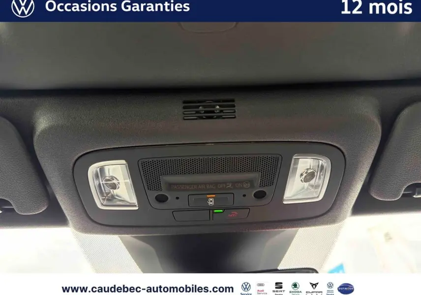 Détail du plafonnier intérieur avec éclairage et commandes, Volkswagen T-Roc Cabriolet noir 2025.