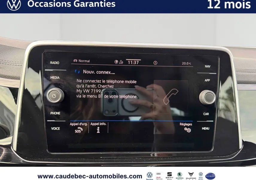 Vue rapprochée de l'écran tactile multimédia noir du Volkswagen T-Roc Cabriolet 2025 affichant une connexion Bluetooth.