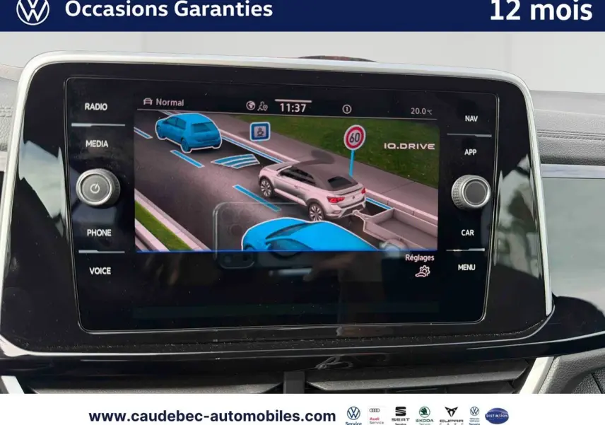 Écran tactile du tableau de bord montrant l'assistance au maintien de voie du Volkswagen T-Roc Cabriolet 2025.