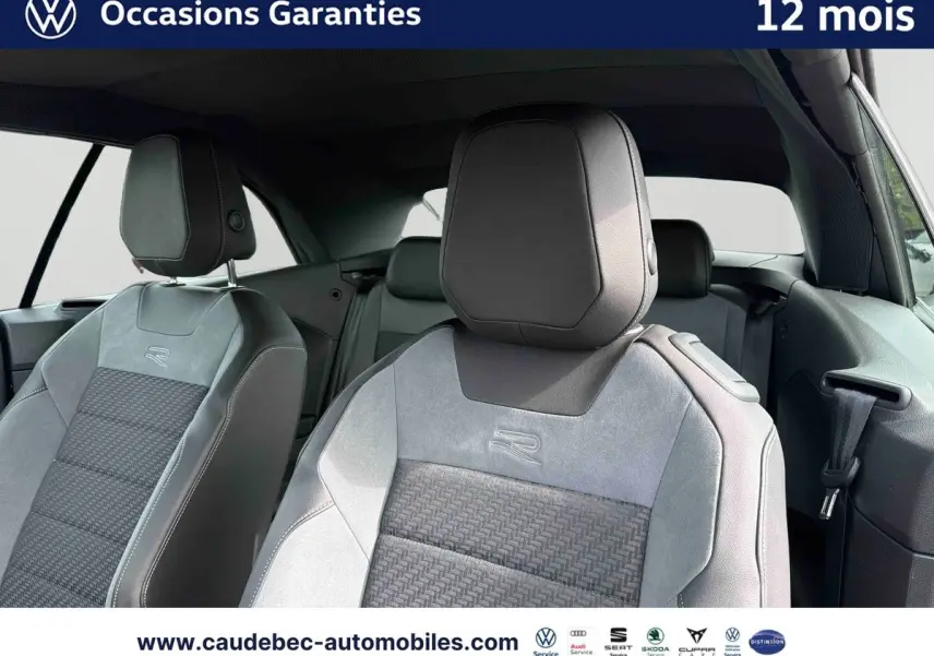 Vue intérieure rapprochée des sièges avant gris avec logo R-Line du Volkswagen T-Roc Cabriolet 2025.