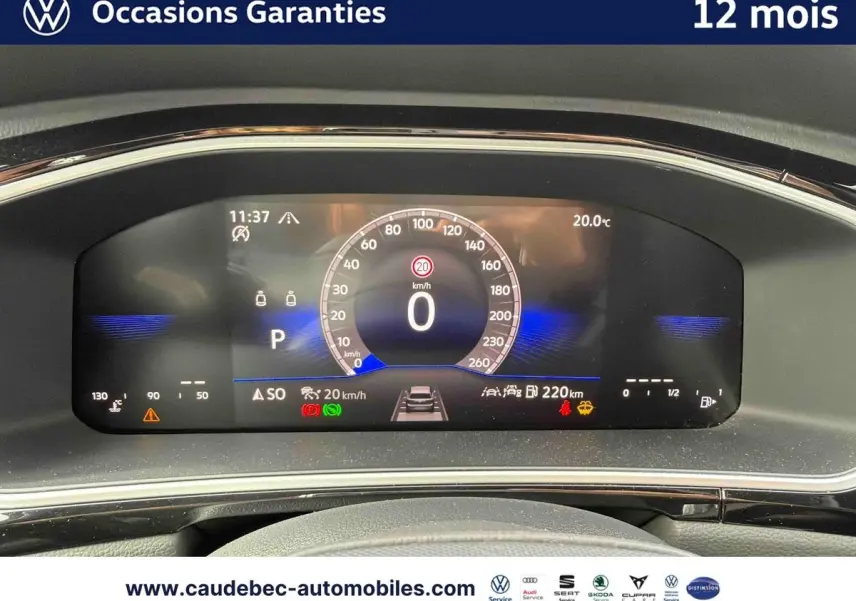 Affichage numérique du tableau de bord du Volkswagen T-Roc Cabriolet noir, vue frontale centrée sur le compteur de vitesse.