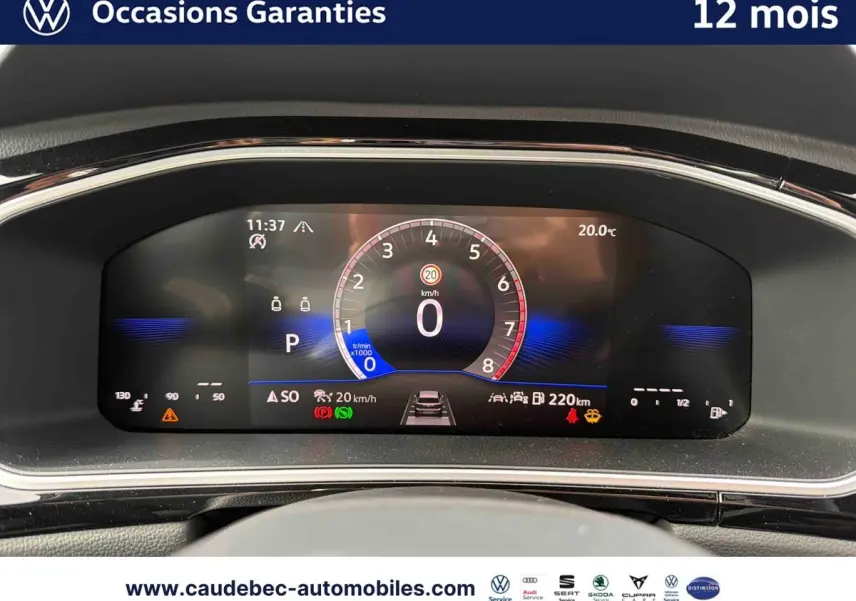Vue rapprochée du tableau de bord numérique du Volkswagen T-Roc Cabriolet 2025 affichant la vitesse et diverses alertes.