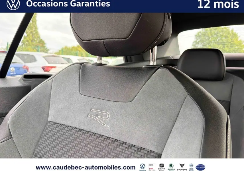 Gros plan sur le siège avant avec logo R-Line en tissu gris et cuir noir du Volkswagen T-Roc Cabriolet noir.