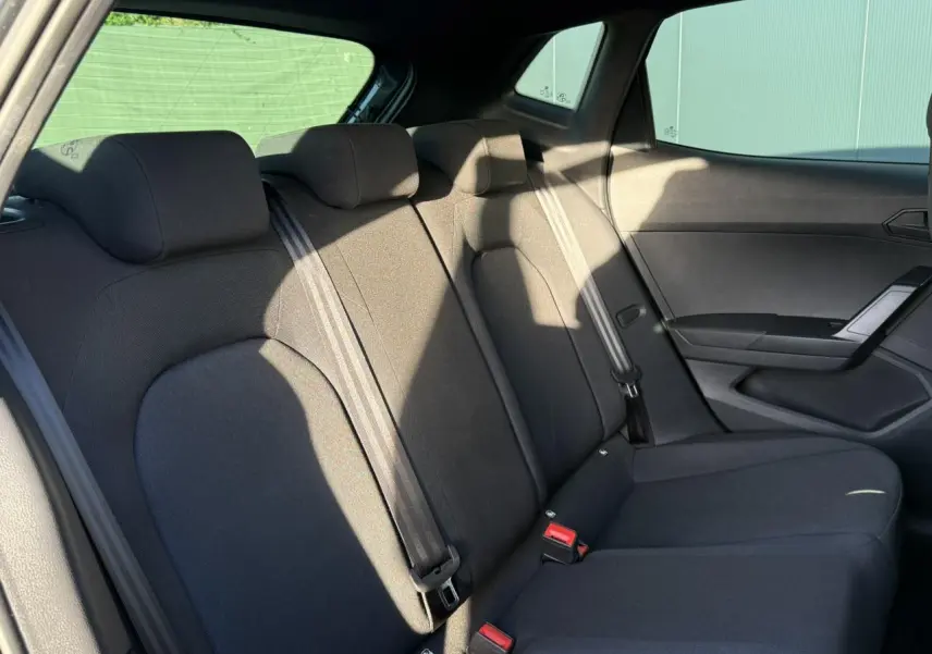 Banquette arrière en tissu noir vue côté droit dans l'habitacle d'une SEAT IBIZA TSI 115 FR 2025.
