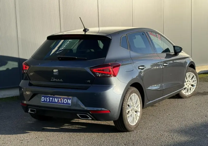 SEAT Ibiza TSI 115 FR gris magnétique vue 3/4 arrière droit avec feux LED et double sortie d’échappement.
