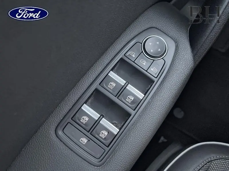 Vue rapprochée du panneau de commandes des vitres électriques côté conducteur du Renault Captur gris Highland/Noir Etoile.