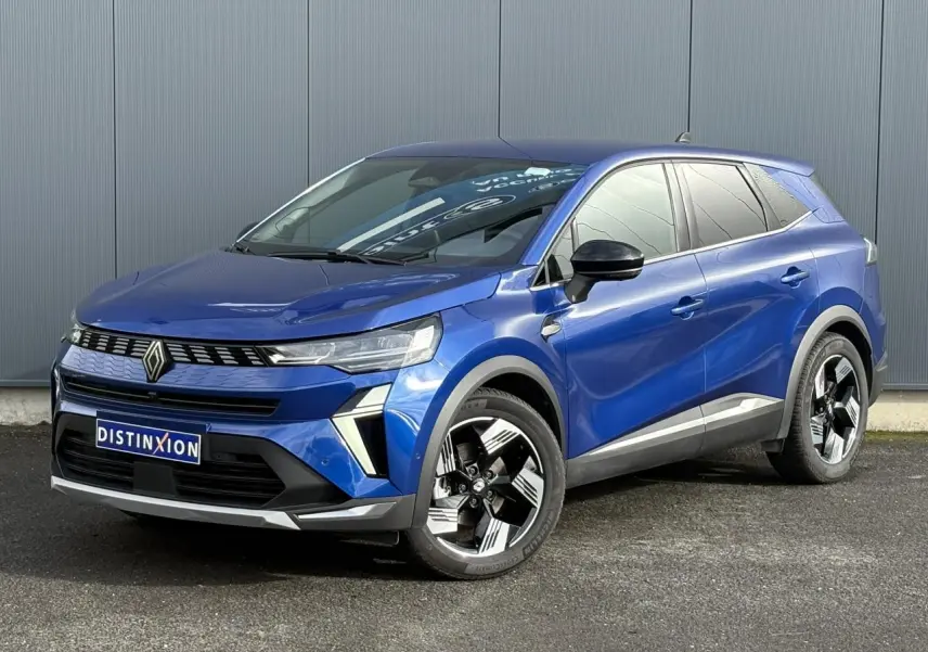 Renault Symbioz E-Tech bleu Iron, vue 3/4 avant droit, avec jantes 18 pouces et calandre distinctive noire.