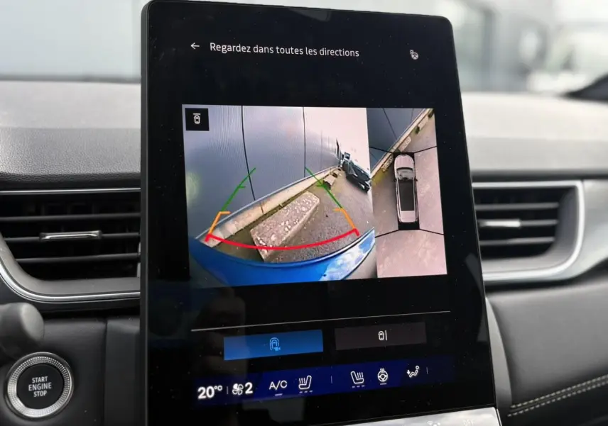 Écran tactile intérieur affichant la caméra 360° et vue arrière du hayon bleu Iron du Renault Symbioz 2025.