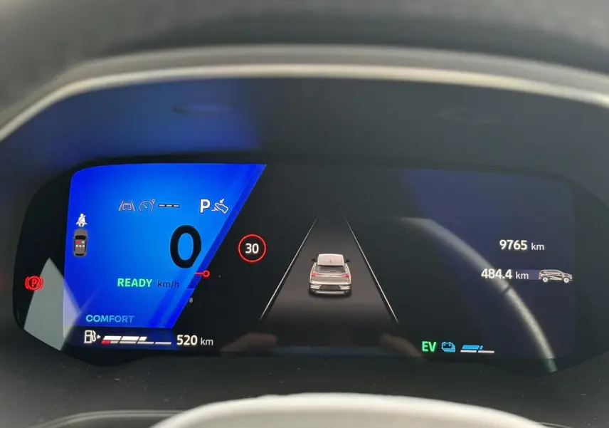 Tableau de bord numérique de Renault Symbioz 2025 affichant la vitesse, l'autonomie et l'assistance à la conduite.
