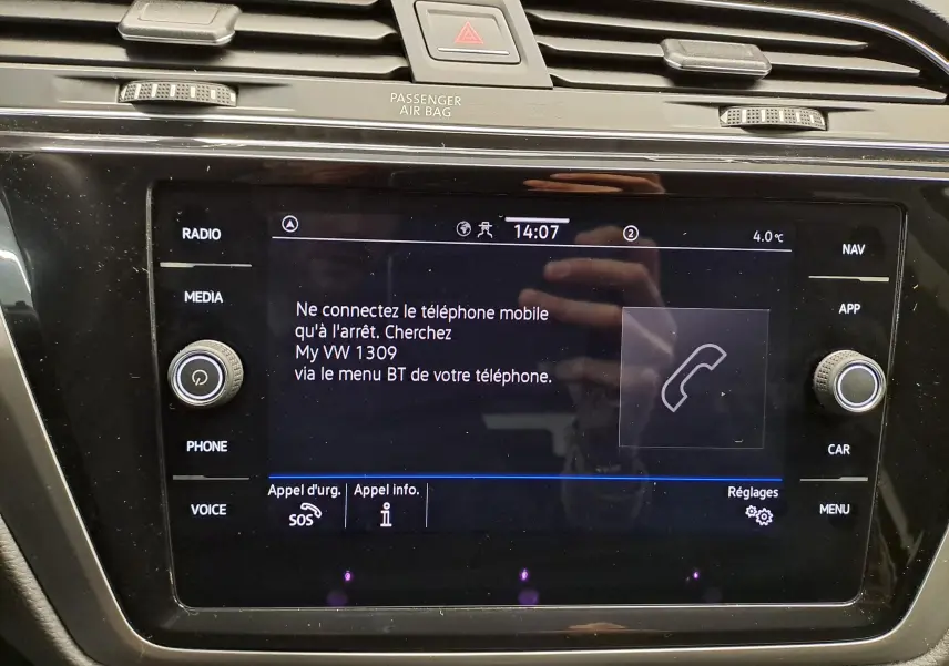 Vue rapprochée de l’écran tactile central du Volkswagen Touran 2025 noir intense nacré affichant les options de connexion Bluetooth.