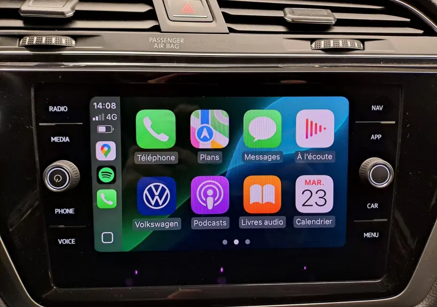 Écran tactile central du Volkswagen Touran 2025 affichant Apple CarPlay avec applications et commandes autour.