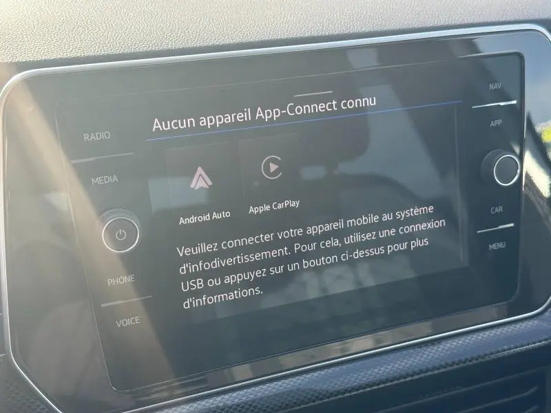 Écran tactile du système multimédia du Volkswagen T-Cross 2025, affichant l'interface App-Connect sans appareil connecté.