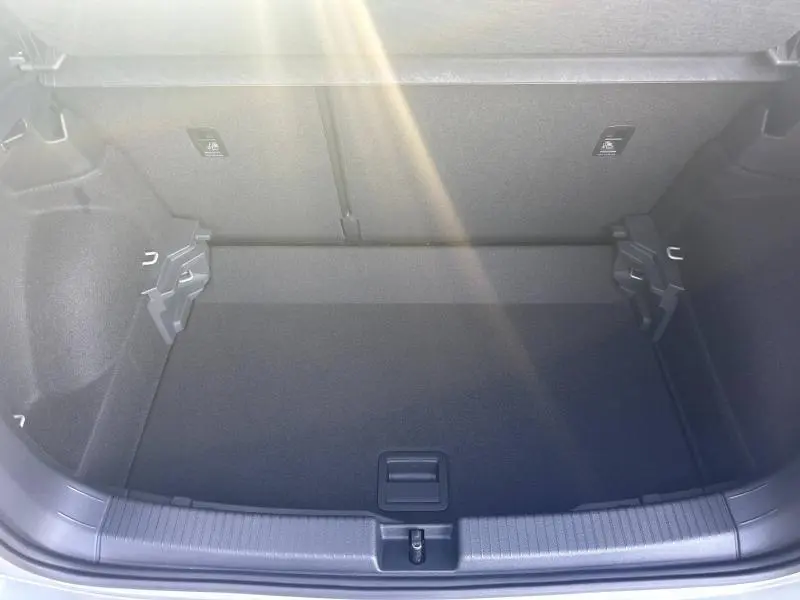 Coffre ouvert vu de dessus du Volkswagen T-Cross 2025 en Reflet d'Argent métallisé, espace de rangement vide et propre.