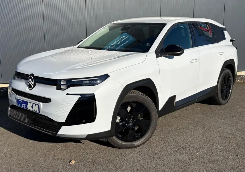 Vue 3/4 avant d'un Citroën C5 Aircross blanc Okenite avec jantes noires et détails noirs contrastants.