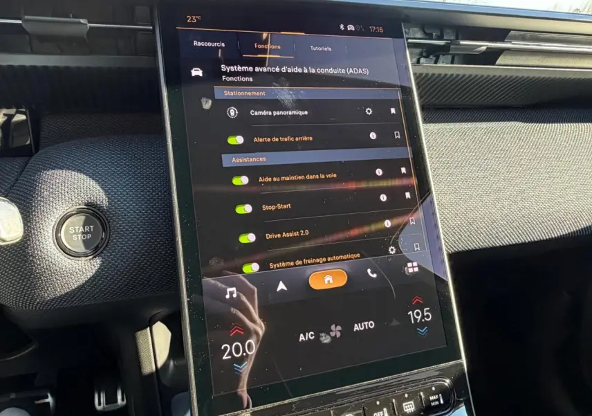 Vue rapprochée de l’écran tactile vertical du tableau de bord du Citroën C5 Aircross 2026 avec interface des aides à la conduite.
