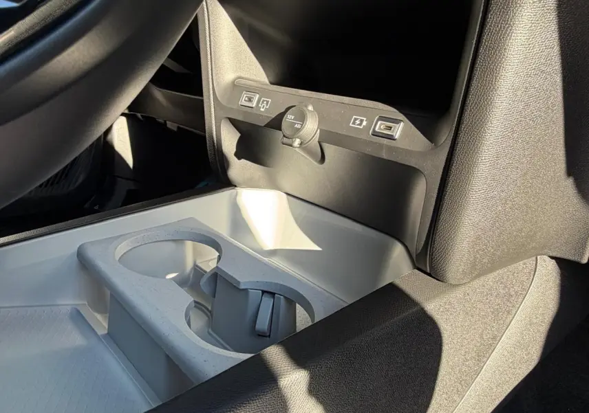 Vue rapprochée de la console centrale arrière grise avec prises USB et prise 12V du Citroën C5 Aircross blanc Okenite.