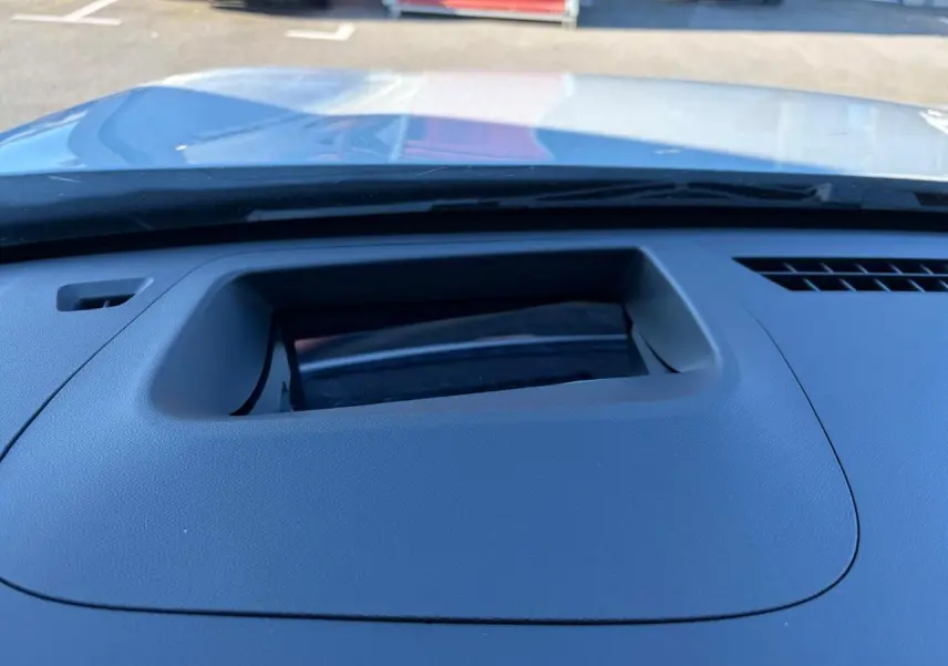 Détail du tableau de bord noir du Citroën C5 Aircross 2026, montrant l'emplacement de l'affichage tête haute.