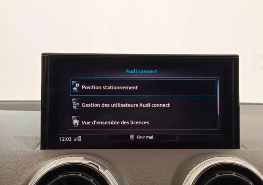 Écran tactile central affichant le menu Audi connect dans l'habitacle d'un Audi Q2 noir, vue de face rapprochée.