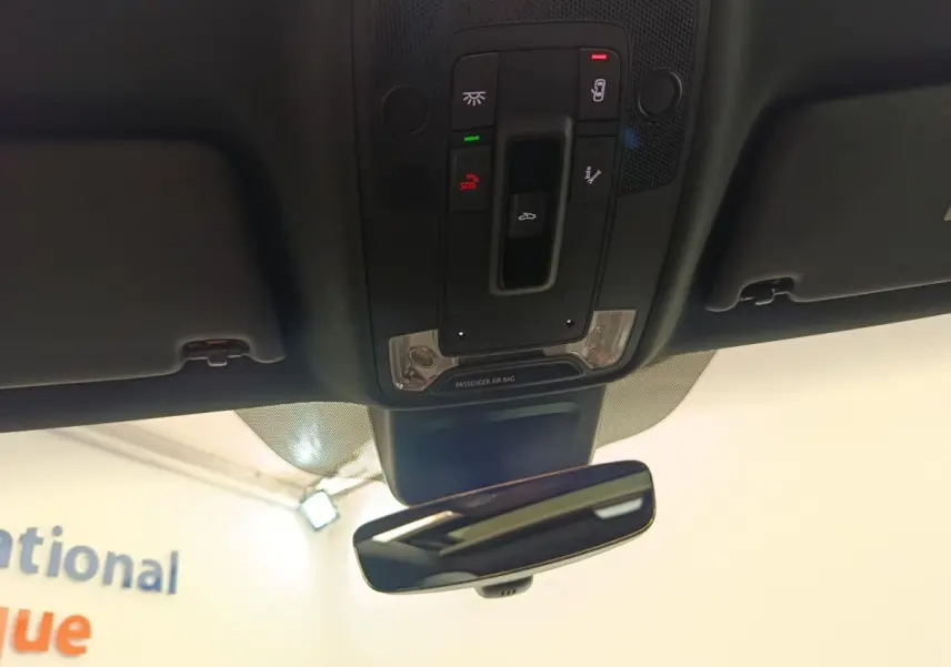 Vue intérieure du plafonnier et du rétroviseur intérieur de l'Audi Q2 noir, version 35 TFSI S Line 2021.