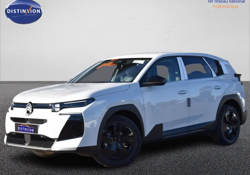Vue 3/4 avant d'un Citroën C5 Aircross hybride blanc avec jantes noires et détails noirs contrastants.