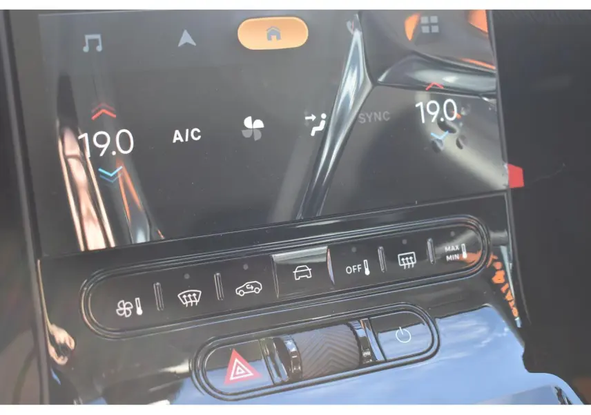 Détail de la console centrale du Citroën C5 Aircross hybride 2026, avec commandes climatisation et écran tactile.