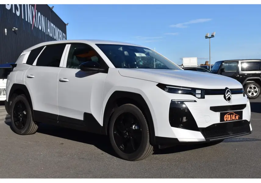 Vue 3/4 avant droit du Citroën C5 Aircross blanc avec jantes noires et détails noirs contrastants.