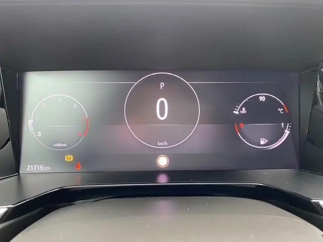 Tableau de bord numérique de l'Opel Grandland PH2 Ultimate 2024 affichant vitesse, compte-tours et jauges.