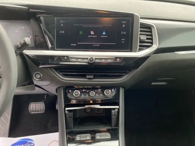 Tableau de bord et console centrale du Opel Grandland PH2 Ultimate 2024, avec écran tactile 10 pouces et commandes climatisation.