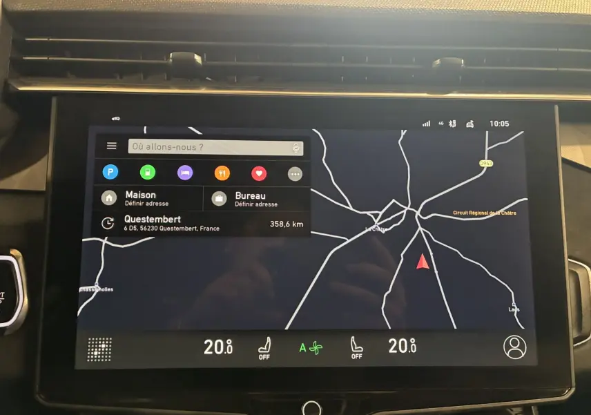 Écran tactile de navigation du Lynk & Co 01 1.5 PHEV bleu, affichant une carte et options d'adresse.