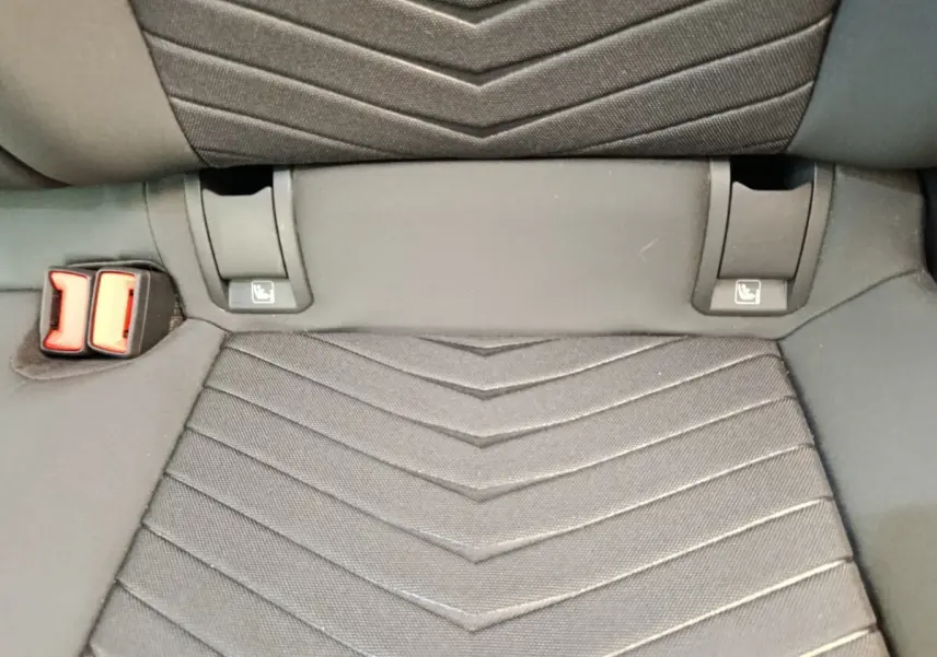 Détail de la banquette arrière grise foncée du CUPRA BORN 230ch avec attaches ISOFIX et boucle de ceinture rouge.