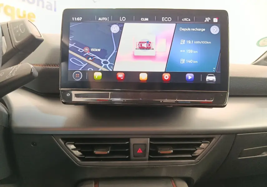 Écran tactile central affichant la navigation et l'autonomie dans l'habitacle du CUPRA Born gris foncé 2023.