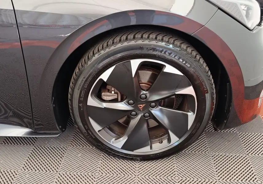 Gros plan sur la roue avant droite gris foncé d'une CUPRA BORN 230ch avec jante noire et argentée au design distinctif.