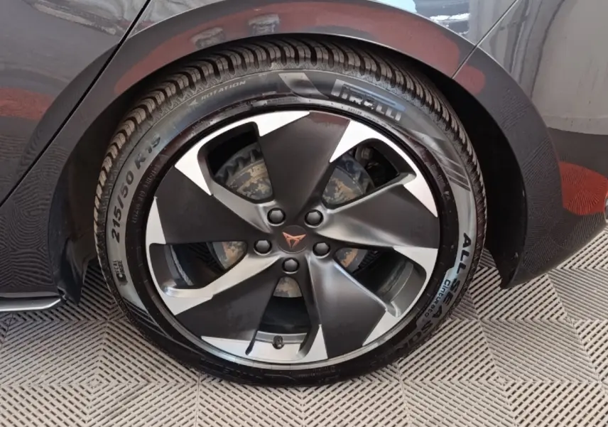 Gros plan sur la roue avant droite gris foncé du CUPRA BORN 230ch avec jante alliage et logo CUPRA central.