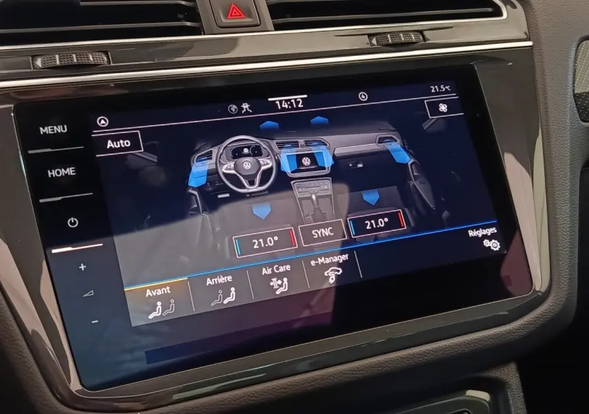 Écran tactile central du Volkswagen Tiguan blanc 2023 affichant la gestion climatique multizone intérieure.