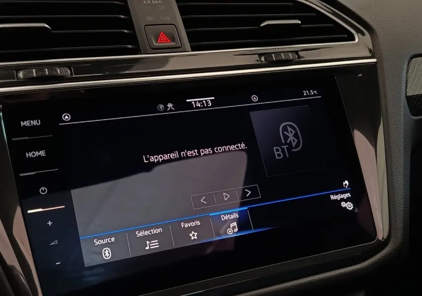 Écran tactile central noir du Volkswagen Tiguan blanc 2023, affichant une connexion Bluetooth inactive.