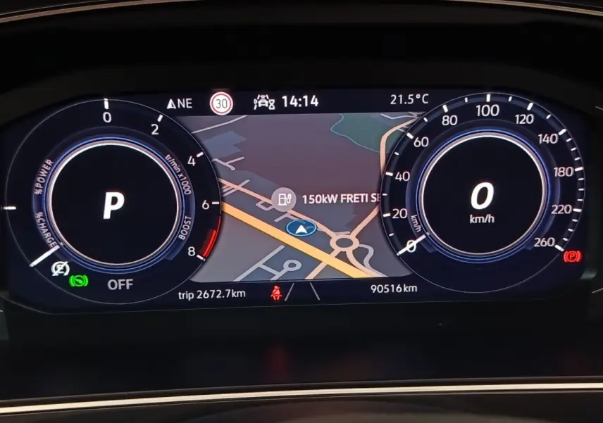 Tableau de bord numérique du Volkswagen Tiguan 1.4 eHybrid 2023 affichant la navigation et les compteurs à l'arrêt.
