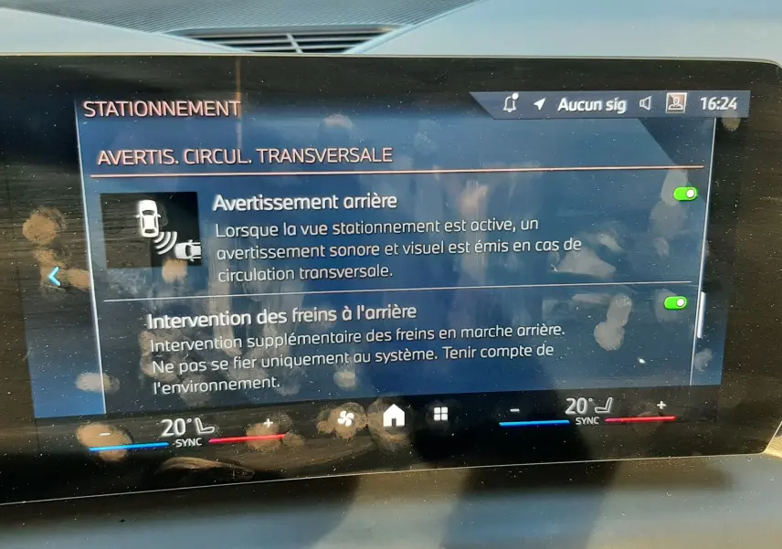 Écran central de la BMW Série 1 120D gris Skyscraper montrant l'activation de l'avertissement arrière et freinage automatique.