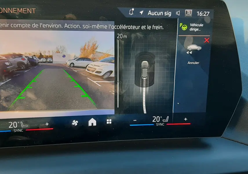 Écran tactile intérieur BMW Série 1 2025 montrant l'assistant de marche arrière avec vue caméra et capteurs de stationnement.